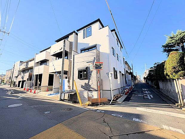 リビングはワイドバルコニーに面しており、通風・採光にも優れています。(令和7年12月 撮影)