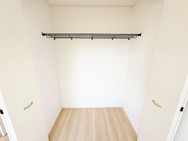 奥行きのあるクローゼットを採用しました。