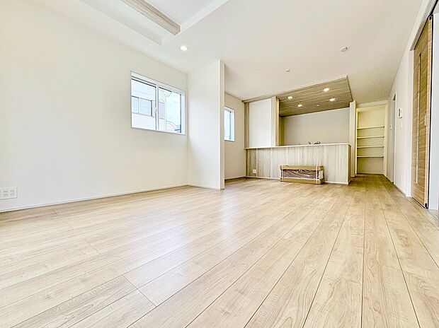 窓から注ぐ明るい陽差しが、広々としたＬＤＫを演出。