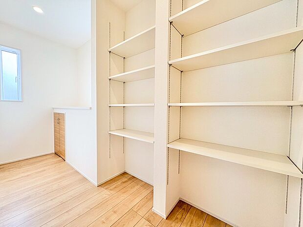 食品や生活用品などを一カ所にまとめて集中収納できるパントリー。