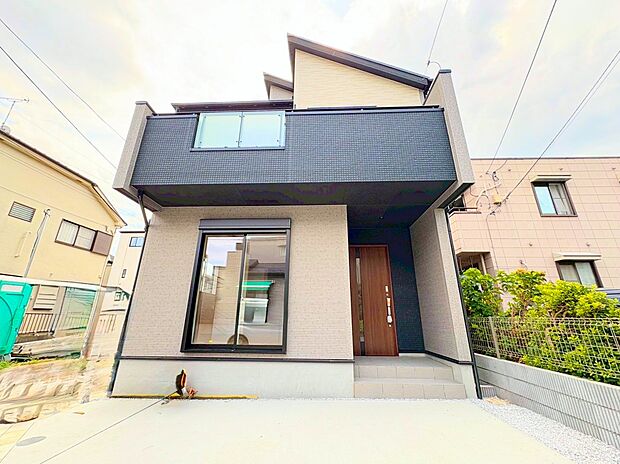 南東角地に面した邸宅。鉄道博物館駅徒歩12分、日進駅徒歩14分の立地。