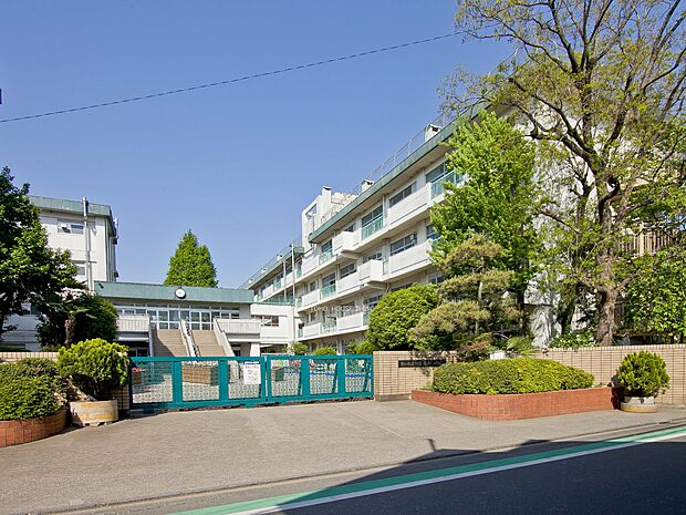 栄和小学校まで約780m