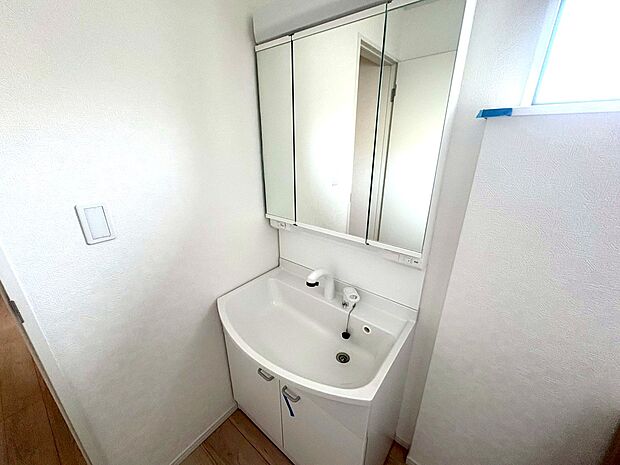 鏡の裏側には細かい物も収納でき、スッキリ片付いた洗面台に。