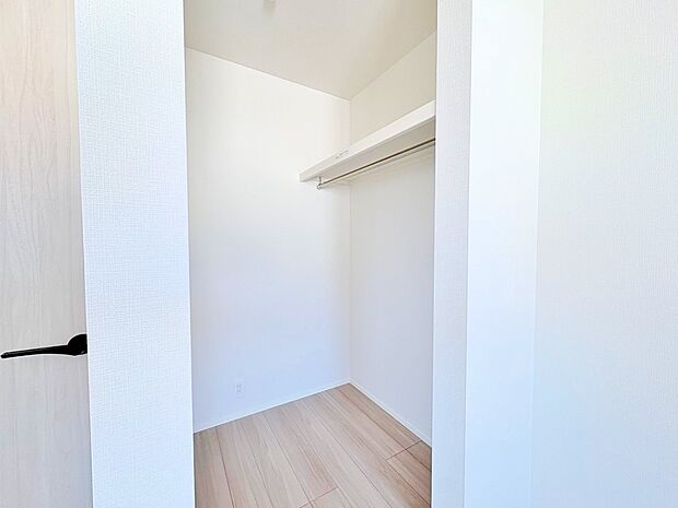 大きな荷物や寝具などもらくらく収納できる便利なスペースです。