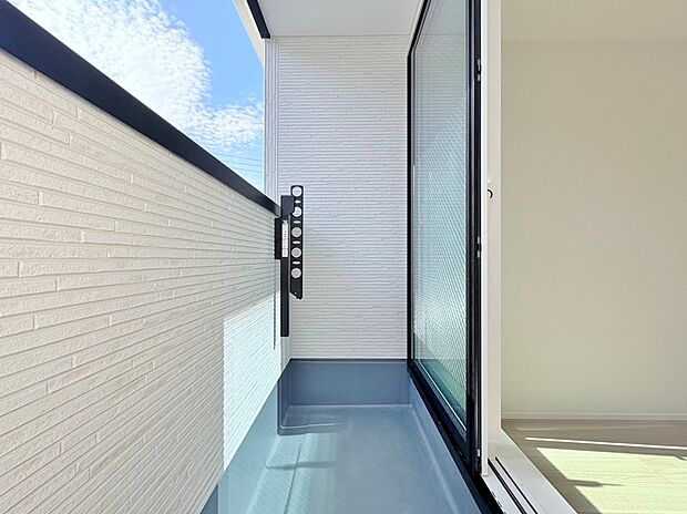 バルコニーからの明るい陽光がお部屋に差し込みます。