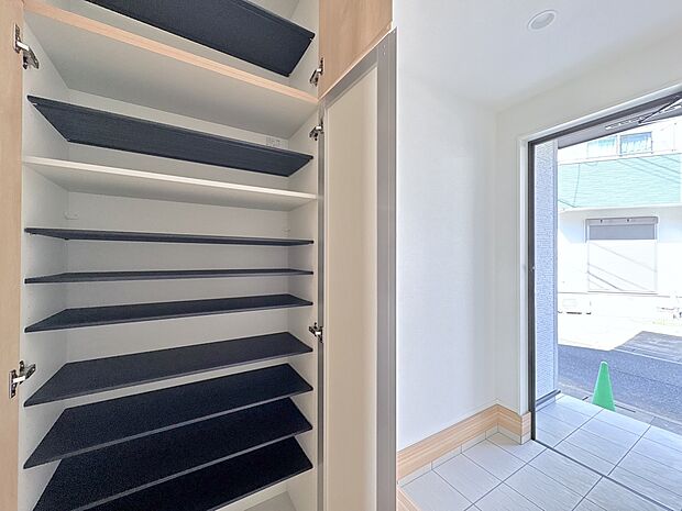 増える靴もたっぷり収納可能。片付いた玄関でおもてなし。