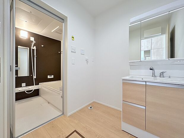 ゆとりある洗面スペースなら、朝の身支度と家事の時間が重なっても安心です。