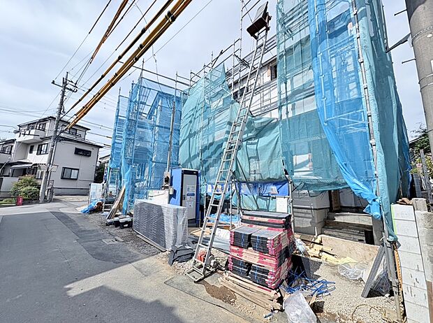 すっきりとしたオープンスタイルの対面式キッチンを採用した開放的なLDKです。(令和7年10月 撮影)