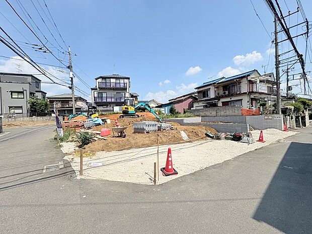 左奥が当物件。小・中学校まで徒歩9分でお子様の通学も安心です。(令和7年8月 撮影)