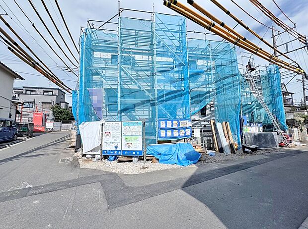 すっきりとしたオープンスタイルの対面式キッチンで開放的なLDKです。(令和7年10月 撮影)