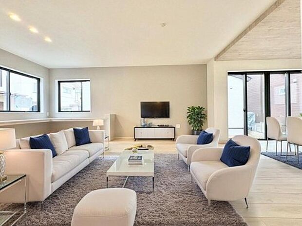 お洒落な木目の風合いが柔らかな陽光に照らされる空間。※現況の物件写真にCGによる画像処理がされています。