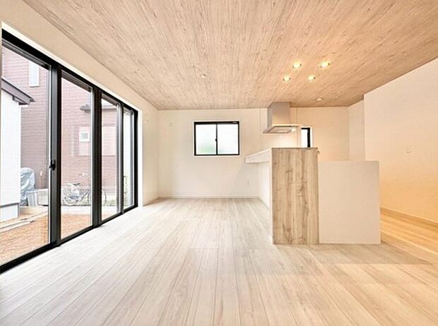 ダイニングスペースと寛ぐスペースを分けやすく家具の配置をしやすい間取プランです。