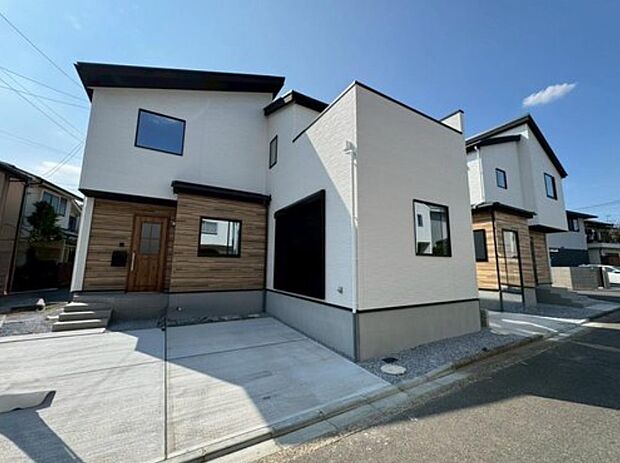 日当たりのよい住宅エリアですので、多くの陽光が降り注ぎ、室内には陽だまりを生み出してくれます。