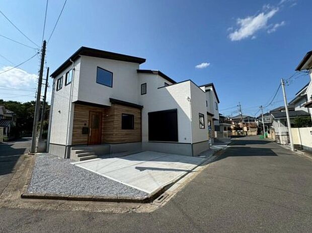 人気の角地に面した可変型のフレキシブルなお住まい。