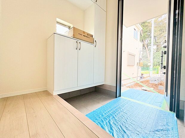 明るさと清潔感を兼ね備えた玄関が建物内へと導きます。