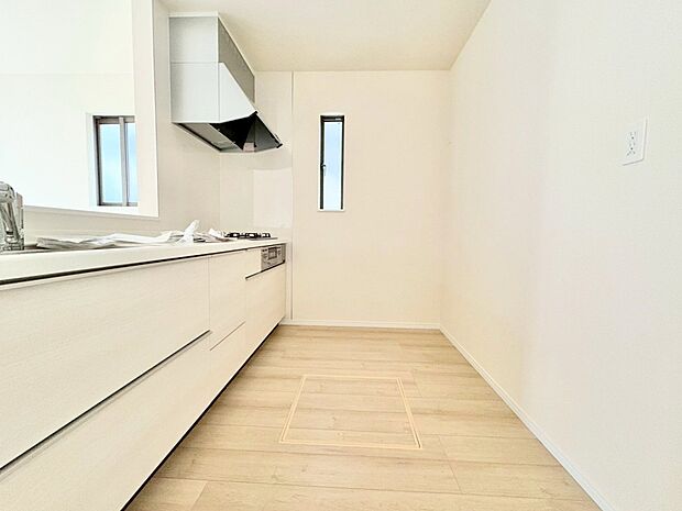 食器もすっきりと片付く収納力。家事動線はいつもすっきりと片付きます。