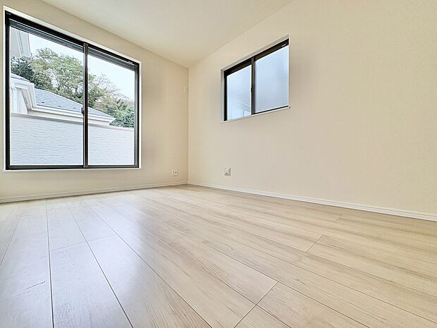 二面採光により陽光が差し込む温かみのあるお部屋。