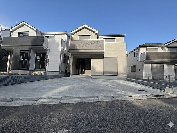 右側が当物件。キッチンからリビング全体を見渡せる設計です。