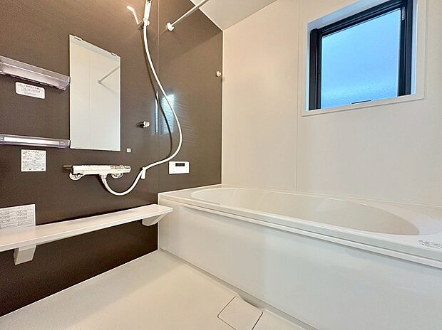 効果的に換気がしやすい窓付きの浴室。(令和7年10月 撮影)