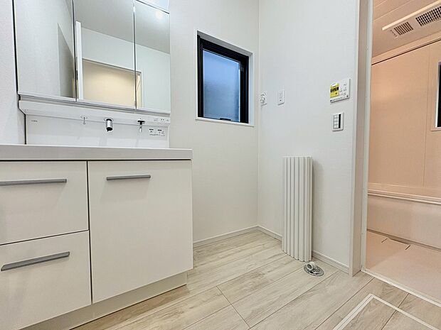 ゆとりある洗面スペースなら、朝の身支度と家事の時間が重なっても安心です。