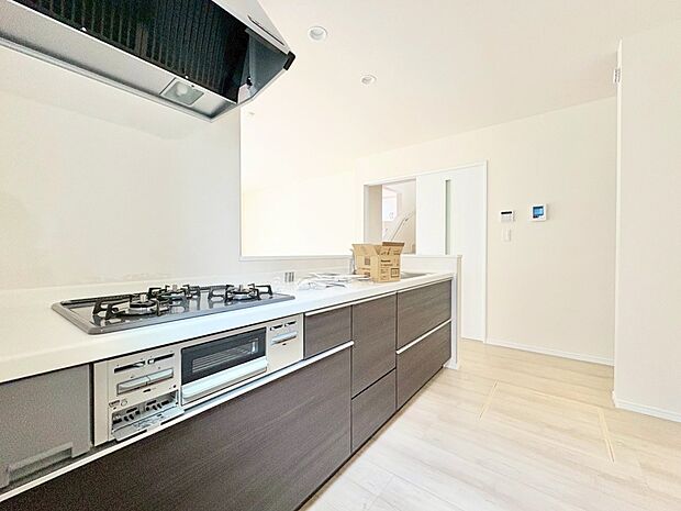 収納も多く、大きな鍋やフライパン、調味料などもスッキリ片付きます。