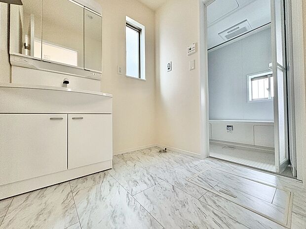 洗面所はキッチンのそばに配置し、スムーズな家事動線に。