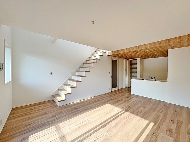 ほっと安らげる居心地の良いリビングは、ごろんと寛げる床暖房付きです。