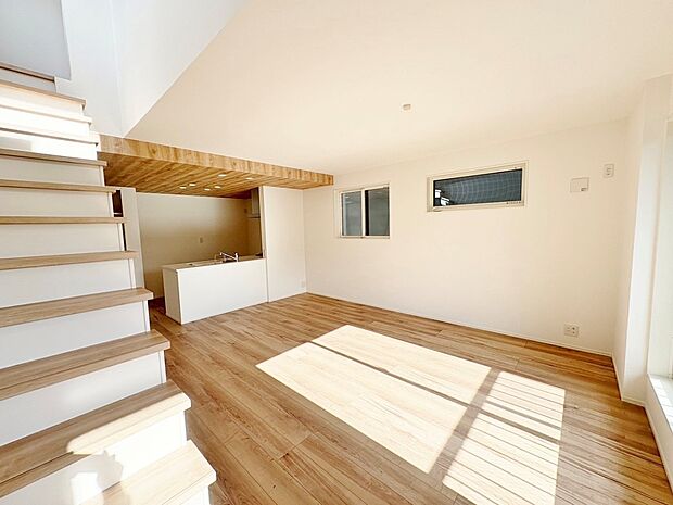 コミュニケーション動線に配慮したリビングイン階段を採用。