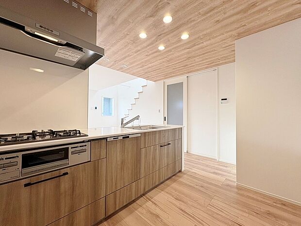 食洗機付きのシステムキッチンは使いやすくお手入れもラクラク。