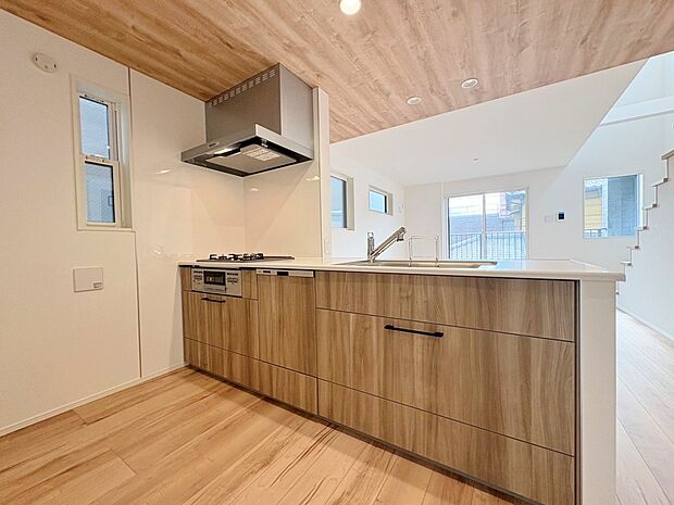 ナチュラルな木目が美しい、お洒落なキッチン。