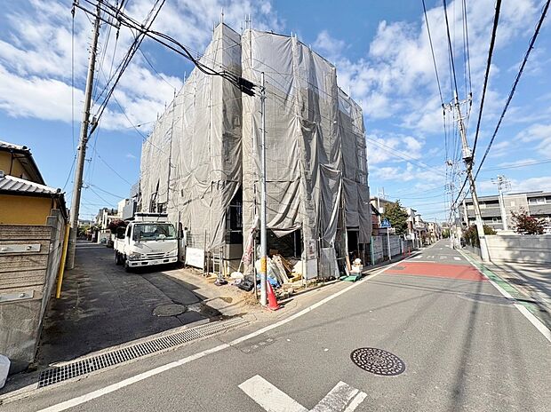 ほっと安らげる居心地の良いリビングは、ごろんと寛げる床暖房付きです。(令和7年11月 撮影)