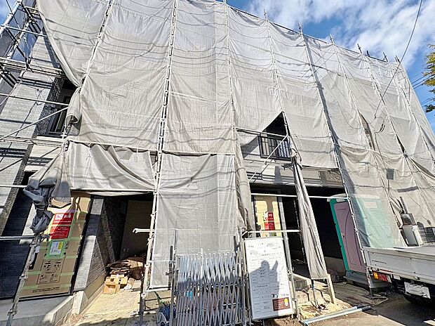 右が2号棟です。与野本町駅まで徒歩7分、小学校まで50mでお子様の通学も安心です。(令和7年11月 撮影)