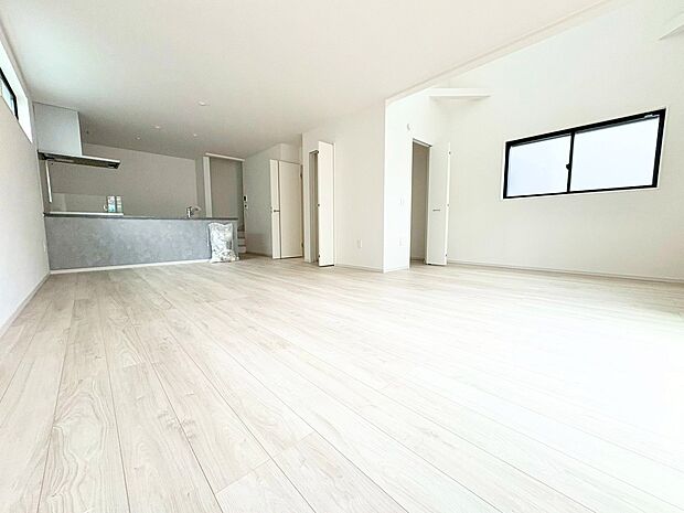 洗練された雰囲気のリビングは、長居したくなる居心地の良い空間です。