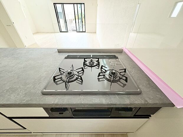 三口コンロはお料理のレパートリーが増えるグリル付きです。