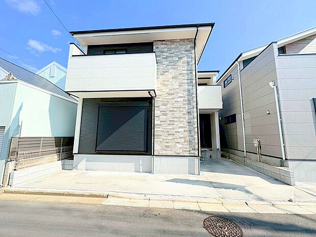 青空が美しいコントラストを生み出す印象的な外観。