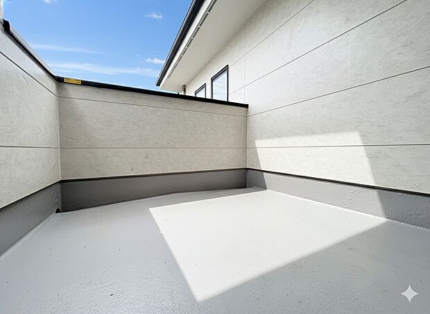 広いバルコニーは布団を一気に干すことが可能です。