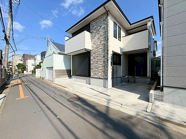 カースペースには2台駐車可。お仕事用とご自宅用の2台所有も可能です。(車種による)