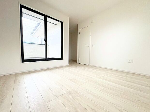 バルコニーからの明るい陽光がお部屋に差し込みます。