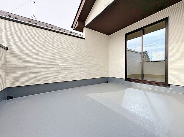 2部屋に面した広々バルコニー。