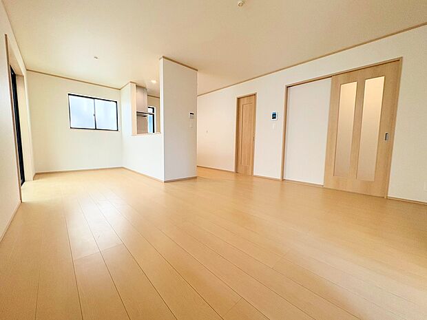 リビングと続き間の洋室がある広々とした空間です。