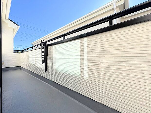 たくさんの日差しと風を受け洗濯物もすぐに乾きそう。