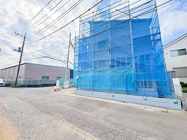 ランドリールームと広々洗面室を別々に備えています。(令和7年10月 撮影)