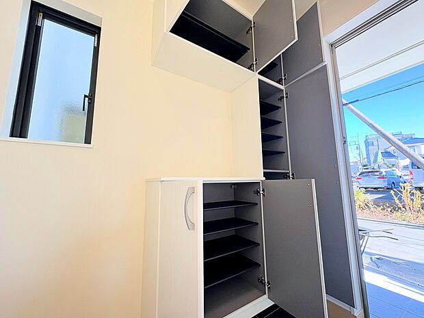 玄関にお花や写真を飾ってゲストをお出迎えするのも素敵です。