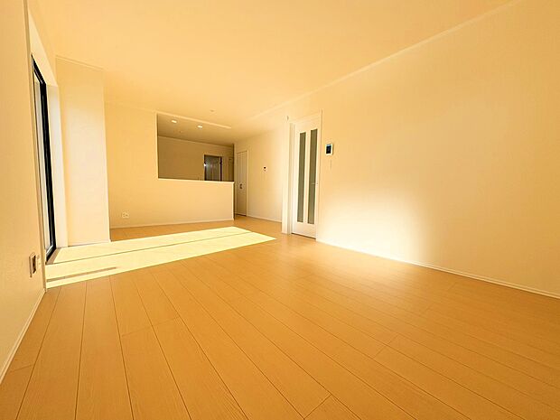 開放的なリビングは心地よい光と風に満ち溢れ家族が自然と集まる場所へ。