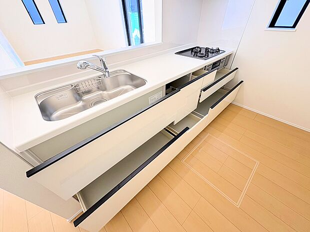 収納も多く、大きな鍋やフライパン、調味料などもスッキリ片付きます。