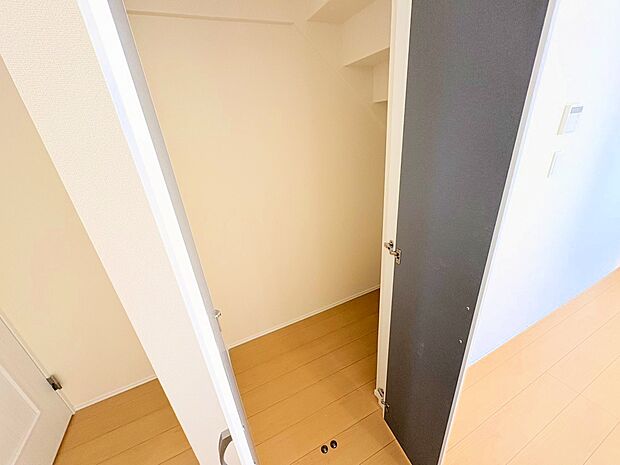 機能的な収納を配置して、片付いた空間を維持できそう。