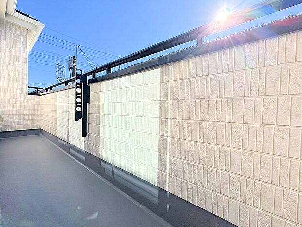 たくさんの日差しと風を受け洗濯物もすぐに乾きそうですね。