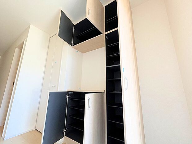 お花や写真を飾ってゲストをお出迎えするのも素敵です。