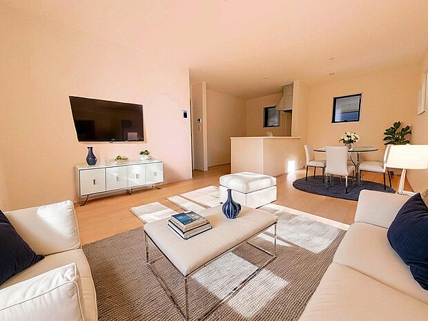 洗練された空気感の中にも落ち着きを感じる贅沢なＬＤＫ。※現況の物件写真にＣＧによる画像処理がされています。