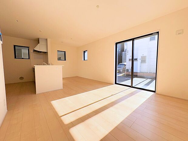 大きな窓から差し込む光が心地良いＬＤＫ。